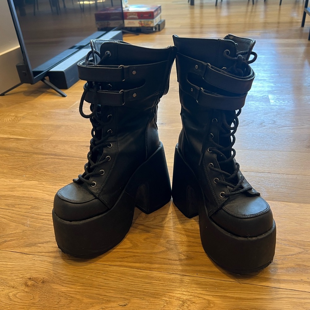 Demonia Camel-250 boots